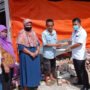 Fraksi Partai Golkar DPRD Boalemo Saat Menyerahkan Bantuan Kepada Korban Angin Puting Beliung
