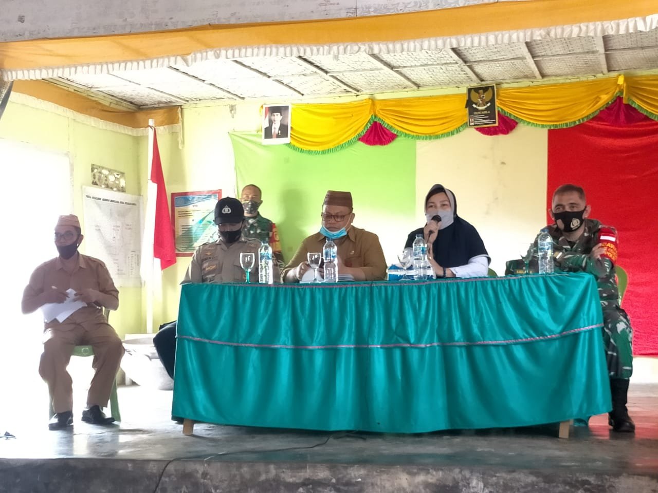 Kepala Puskemas Tilamuta Israhmawaty Saripi, A.md.Kes didampingi Camat Tilamuta dan unsur TNI- Polri melakukan edukasi vaksinasi Covid-19