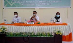 Sekda Pohuwato Iskandar Datau (Tengah), membuka Bimtek verifikasi pemuktahiran data ASN. (Foto Humas)