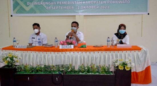 Sekda Pohuwato Iskandar Datau (Tengah), membuka Bimtek verifikasi pemuktahiran data ASN. (Foto Humas)