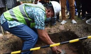 Anas Jusuf melakukan peletakan batu pertama pembangunan akses internet