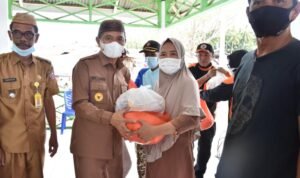 Bupati Saipul Mbuinga Serahkan bantuan kepada masyarakat terdampak banjir rob