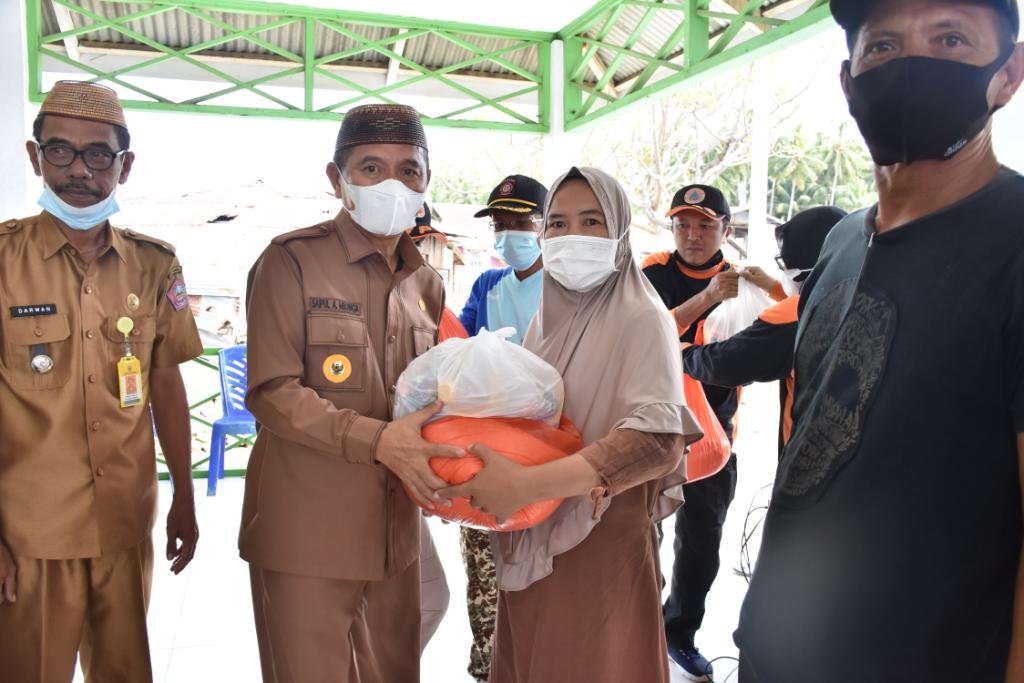 Bupati Saipul Mbuinga Serahkan bantuan kepada masyarakat terdampak banjir rob