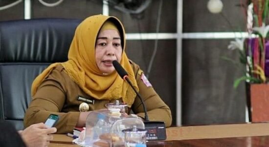 Wakil Bupati Pohuwato Suharsi Igirisa saat memimpin rapat bersama Sekda dan Pimpinan OPD
