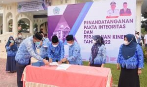 Bupati Boalemo Saat Melakukan Penandatanganan Pakta Integritas Bagi Seluruh OPD(Sumber Foto: Arif)