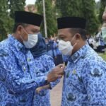 Bupati Anas Jusuf Saat Memasangkan PIN ASN Berakhlak Pada Sekda Boalemo Sherman Moridu(Sumber Foto: Kominfo)