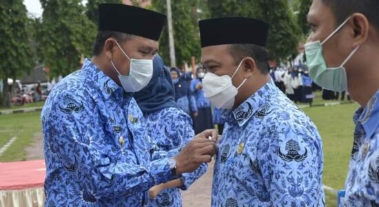 Bupati Anas Jusuf Saat Memasangkan PIN ASN Berakhlak Pada Sekda Boalemo Sherman Moridu(Sumber Foto: Kominfo)