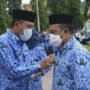 Bupati Anas Jusuf Saat Memasangkan PIN ASN Berakhlak Pada Sekda Boalemo Sherman Moridu(Sumber Foto: Kominfo)