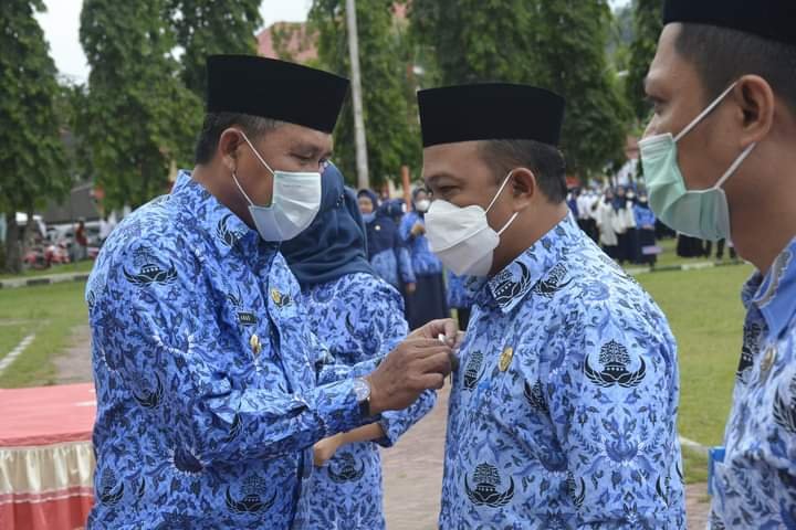 Bupati Anas Jusuf Saat Memasangkan PIN ASN Berakhlak Pada Sekda Boalemo Sherman Moridu(Sumber Foto: Kominfo)