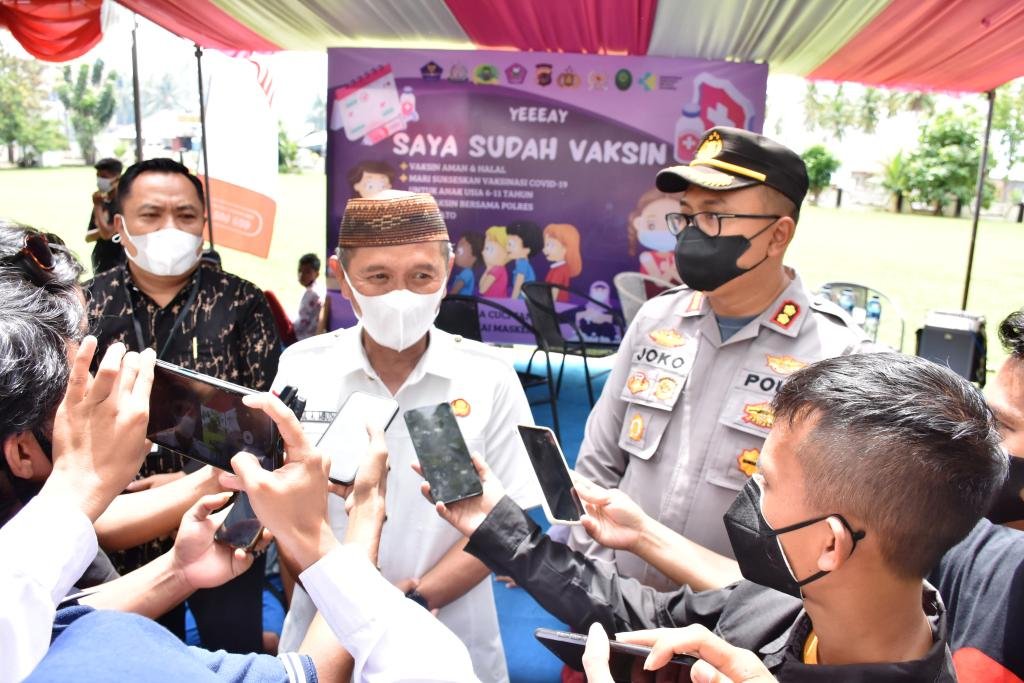 Bupati Pohuwato saat diwawancarai awak media