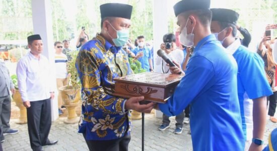 Bupati Boalemo Anas Jusuf Saat Menerima Bendera Pusaka 23 Januari(Foto: Arif)