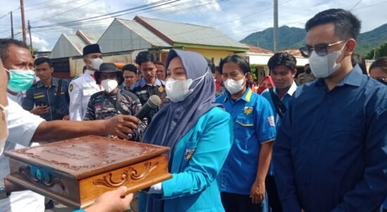 Ketua KNPI Gorontalo, Dita Anggriani Polapa Saat Menerima Bendera Kirab 23 Jaunuari