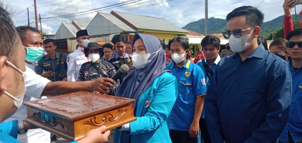Ketua KNPI Gorontalo, Dita Anggriani Polapa Saat Menerima Bendera Kirab 23 Jaunuari