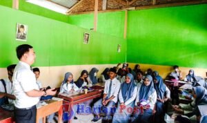 Dekan Fisip Unisan saat melakukan sosialisasi kepada siswa di Bolaang Mongondow Selatan