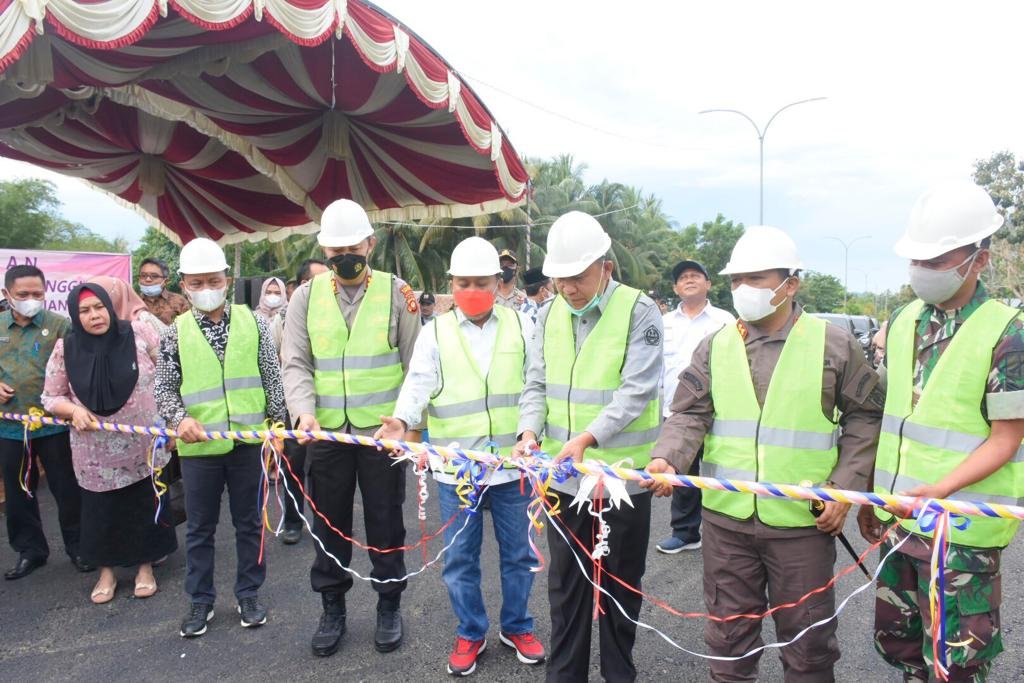 Bupati Boalemo, Anas Jusuf Bersama Unsur Forkopinda Saat Meresmikan Jembatan Lahumbo-Manggulipa(Foto: Arif)