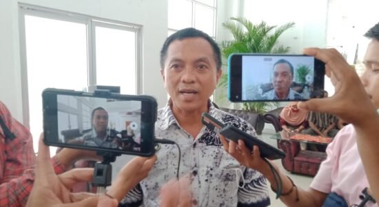 Ismail Alulu saat diwawancarai awak media