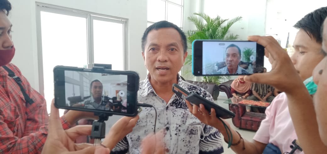 Ismail Alulu saat diwawancarai awak media