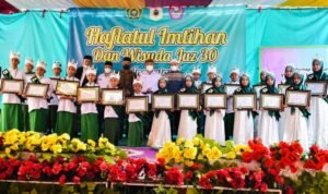 Bupati Pohuwato bersama santri dan santriwati Rumah Qur'an Yayasan Madinatul Khairaat Al- Fatih