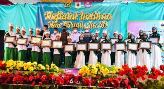 Bupati Pohuwato bersama santri dan santriwati Rumah Qur'an Yayasan Madinatul Khairaat Al- Fatih