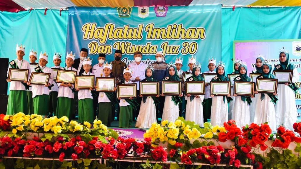 Bupati Pohuwato bersama santri dan santriwati Rumah Qur'an Yayasan Madinatul Khairaat Al- Fatih