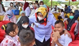 Wakil Bupati Pohuwato Suharsi Igirisa bersama peserta didik yang antusias mengikuti vaksinasi anak usai 6 - 11 tahun