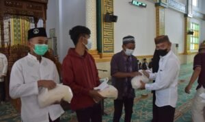 Di ngopi sehari, Bupati Saipul Mbuinga bagikan bantuan