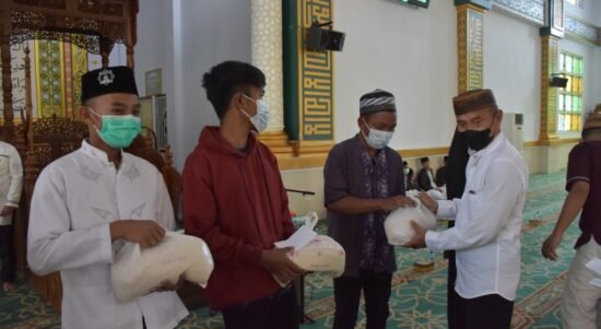 Di ngopi sehari, Bupati Saipul Mbuinga bagikan bantuan