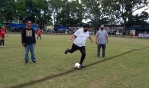 Erwin Ismail melakukan tendangan pertama pada Buladu CUP Tahun 2022