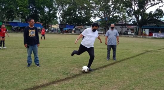 Erwin Ismail melakukan tendangan pertama pada Buladu CUP Tahun 2022