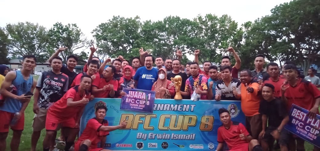 Erwin Ismail berfoto bersama tim Lekobalo all star pada Buladu CUP