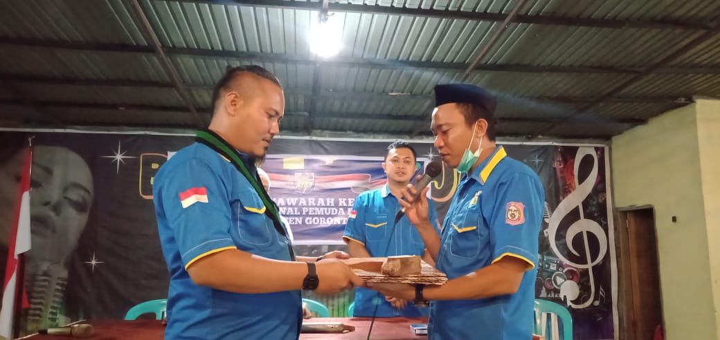 Romantun Alamari (Kiri) saat menerima hasil Rekomendasi Musda KNPI Ke- V Kabupaten Gorontalo