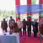 Bupati Boalemo, Anas Jusuf saat menandatangani prasasti peresmian gedung baru Puskesmas Tilamuta
