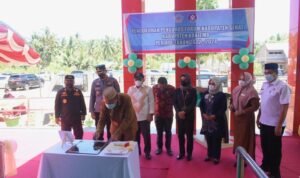 Bupati Boalemo, Anas Jusuf saat menandatangani prasasti peresmian gedung baru Puskesmas Tilamuta