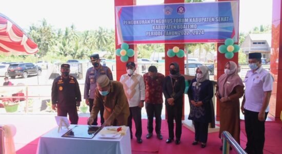 Bupati Boalemo, Anas Jusuf saat menandatangani prasasti peresmian gedung baru Puskesmas Tilamuta