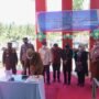 Bupati Boalemo, Anas Jusuf saat menandatangani prasasti peresmian gedung baru Puskesmas Tilamuta
