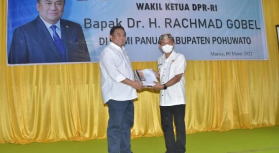 Bupati Pohuwato serahkan Proposal kebutuhan pembangunan Pohuwato kepada Rachmad Gobel