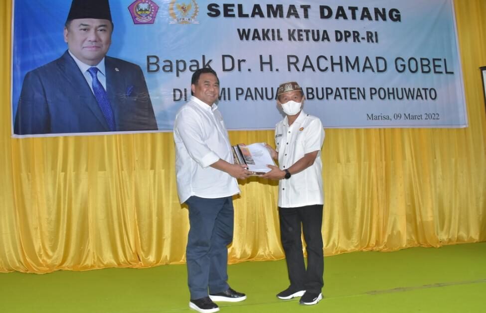 Bupati Pohuwato serahkan Proposal kebutuhan pembangunan Pohuwato kepada Rachmad Gobel