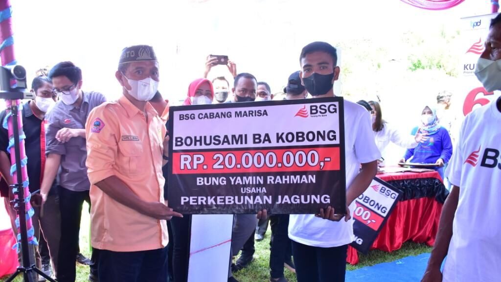 Launching Bohusami bakobong, Bupati Pohuwato serahkan bantuan kepada petani