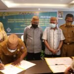 Sofyan Puhi menyaksikan penandatangan anatara Pemerintah Provinsi Gorontalo dan Pemerintah Kabupaten, Kota tentang program Jamkesda