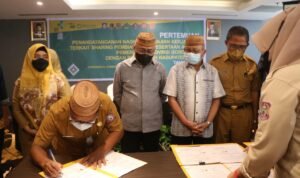 Sofyan Puhi menyaksikan penandatangan anatara Pemerintah Provinsi Gorontalo dan Pemerintah Kabupaten, Kota tentang program Jamkesda