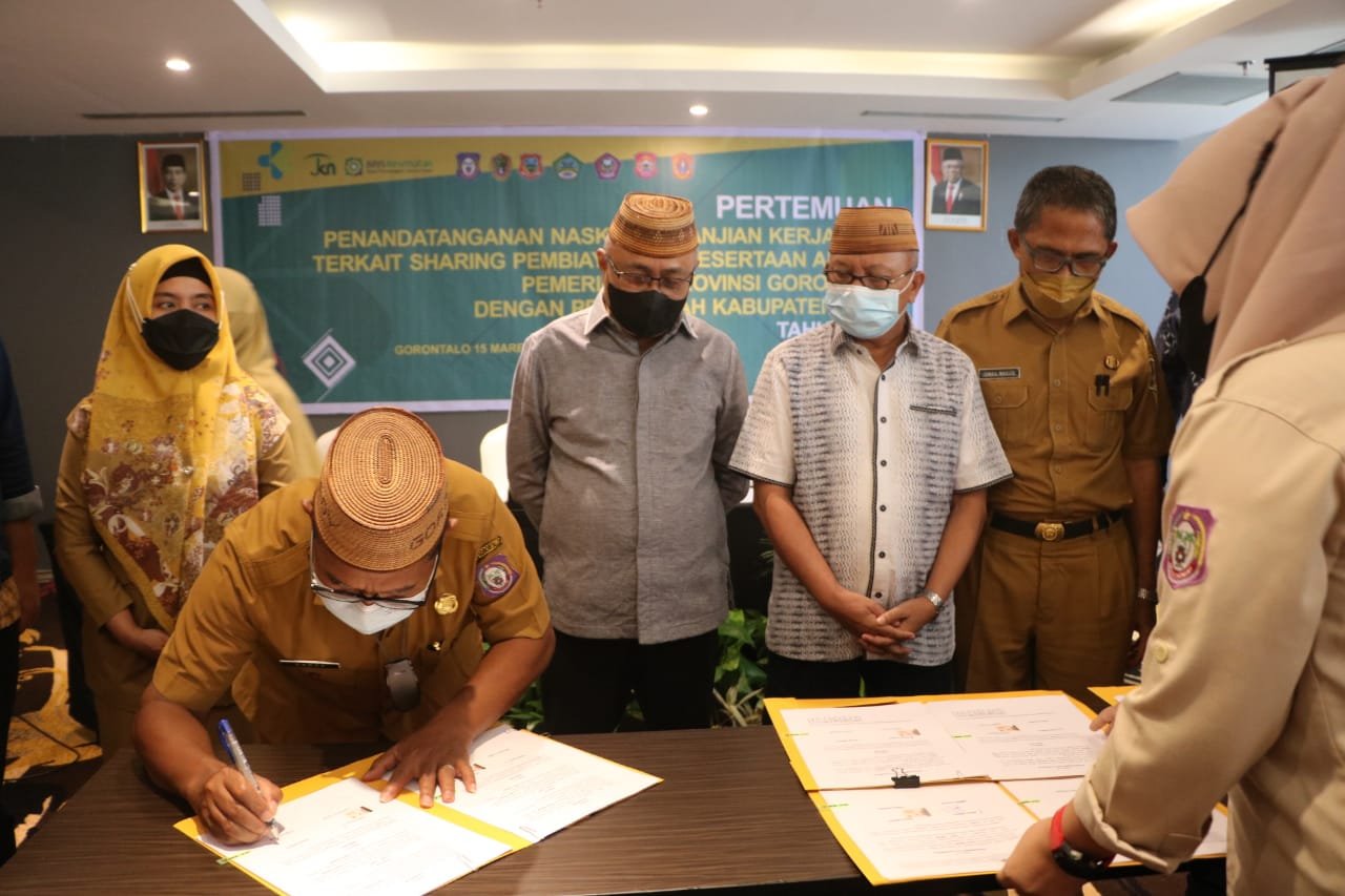 Sofyan Puhi menyaksikan penandatangan anatara Pemerintah Provinsi Gorontalo dan Pemerintah Kabupaten, Kota tentang program Jamkesda