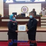 Ketua DPRD Pohuwato Nasir Giasi ( Kanan( serahkan Dokumen hasil reses kepada Wakil Bupati Suharsi Igirisa