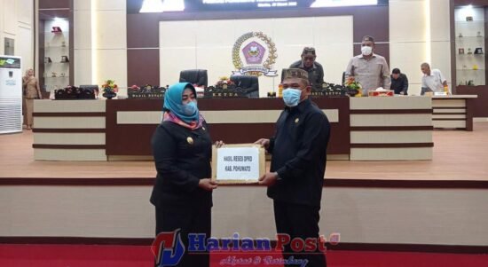 Ketua DPRD Pohuwato Nasir Giasi ( Kanan( serahkan Dokumen hasil reses kepada Wakil Bupati Suharsi Igirisa