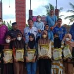 Foto bersama Loly Yunus dan peserta sosialisasi perda Narkotika