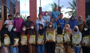 Foto bersama Loly Yunus dan peserta sosialisasi perda Narkotika