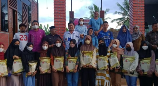 Foto bersama Loly Yunus dan peserta sosialisasi perda Narkotika