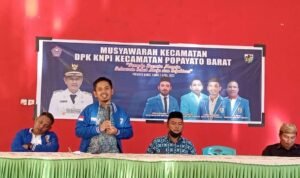 Fachmi Mopangga memberikan sambutan pada muscam DPK KNPI Kecamatan Popayato Barat