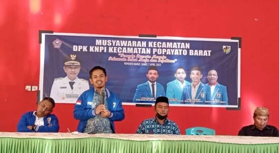 Fachmi Mopangga memberikan sambutan pada muscam DPK KNPI Kecamatan Popayato Barat