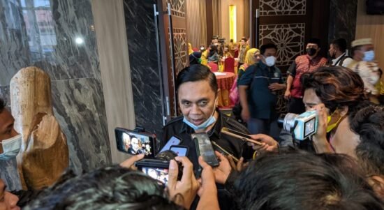 Ketua Komisi I DPRD Provinsi Gorontalo, A.W Thalib saat diwawancari awak media