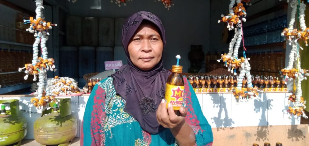 Ibu Nur, pedagang lampu botol untuk festival tumbilo tohe